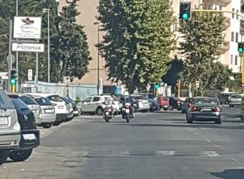 Taranto - Inseguimento tra la polizia e una moto. Momenti di terrore per il minore a bordo.
