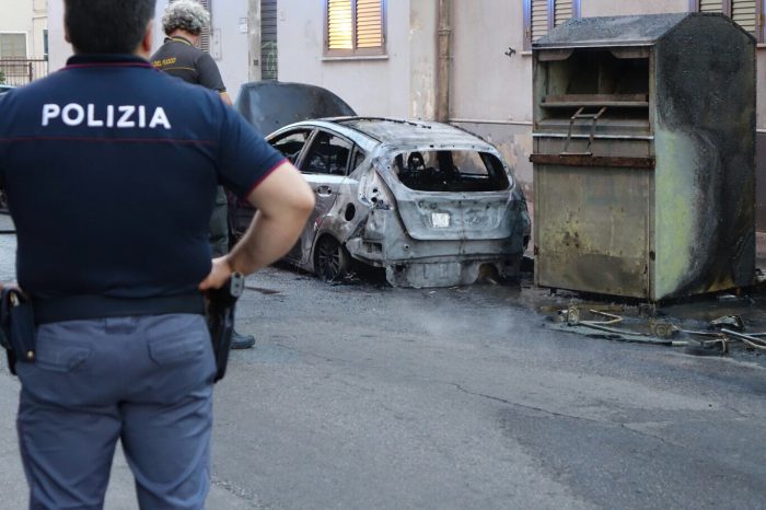 Flash Taranto - Grosso incendio: auto travolta dalle fiamme.