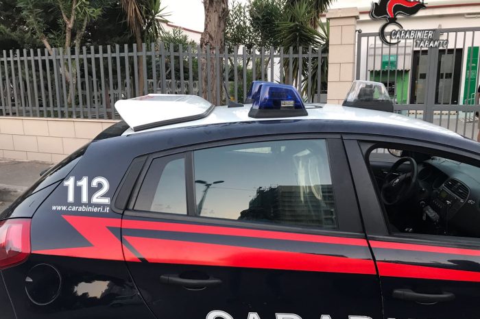 Taranto - Piazzano cariche esplosive e assaltano un bancomat.