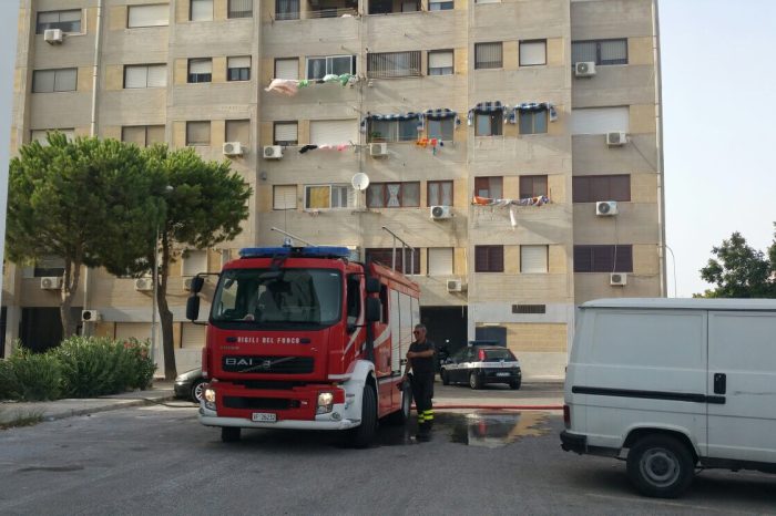 Taranto - Paura per un vasto incendio a ridosso della abitazioni: necessario lo sgombero.