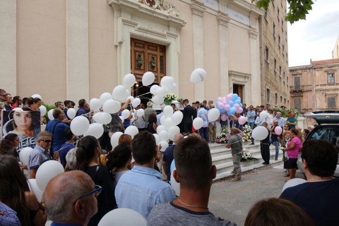 Taranto - I funerali di Marta Scatigna, morta nel tragico incidente d'auto di domenica. L'omaggio degli amici dopo la messa.