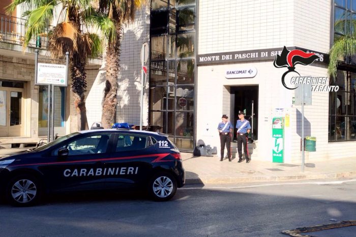 Taranto - Piazzano delle cariche esplosive e fanno saltare un Bancomat.