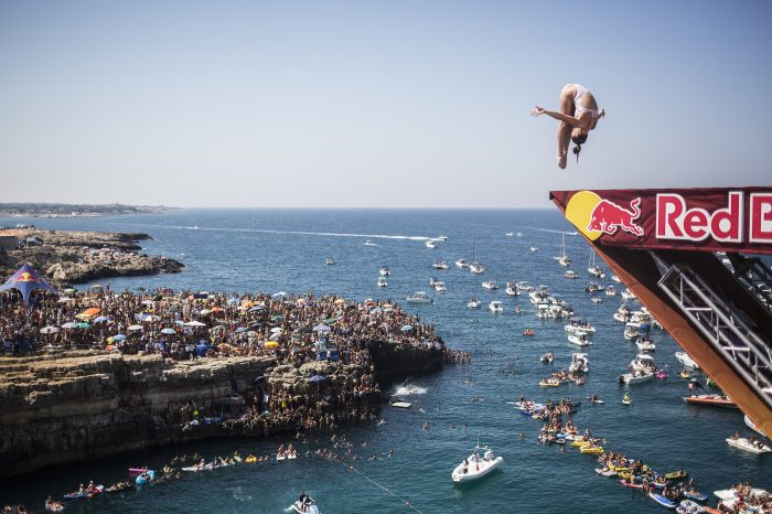 Bari - De Rose incanta e si aggiudica la prova del Red Bull Cliff Diving| FOTO
