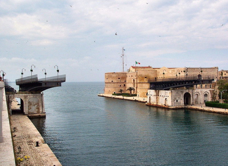 Prove notturne per il ponte girevole di Taranto