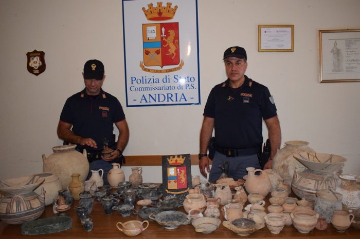 BAT - Andria - Custodiva illegalmente beni archeologici in casa, denunciata canosina di 39 anni