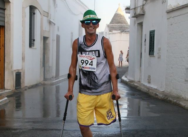 Bari - Si presenta alla maratona senza una gamba e con le stampelle: «Volevo dare coraggio a chi sta vivendo momenti bui nelle propria vita»