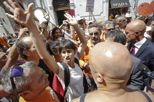 Taranto – Protesta no-vax: aggredito l’onorevole Vico e altri due deputati, fuori da Montecitorio.