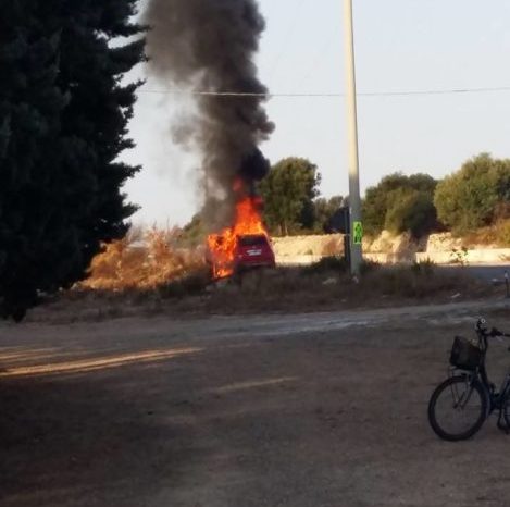 Taranto – Paura in litoranea: auto finisce contro il guardrail e prende fuoco. Del guidatore nessuna traccia.