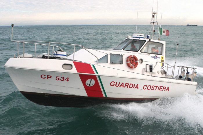 Taranto - Ispezione della Guardia Costiera ad un mercantile turco in transito nel Porto.