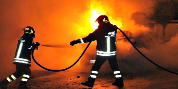 Taranto – Terribile incendio doloso distrugge diverse vetture. Un Vigile del Fuoco in Ospedale.