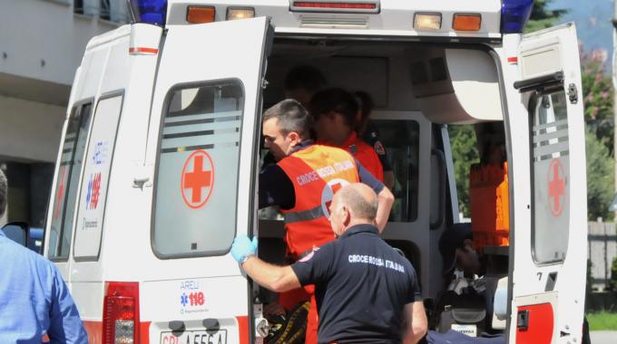 Tragedia a Turi: un morto e quattro feriti in un incidente tra auto