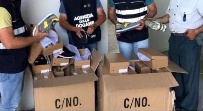 Brindisi- Più di 5mila paia di scarpe contraffatte sequestrate al porto. Scatta la denuncia