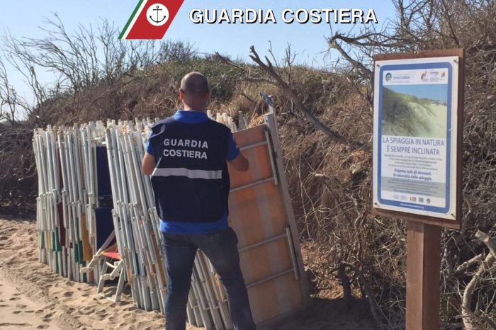Brindisi- Ombrelloni e lettini abusivi sulla spiaggia libera all’interno del parco delle dune costiere, sanzioni denunce e sequestri