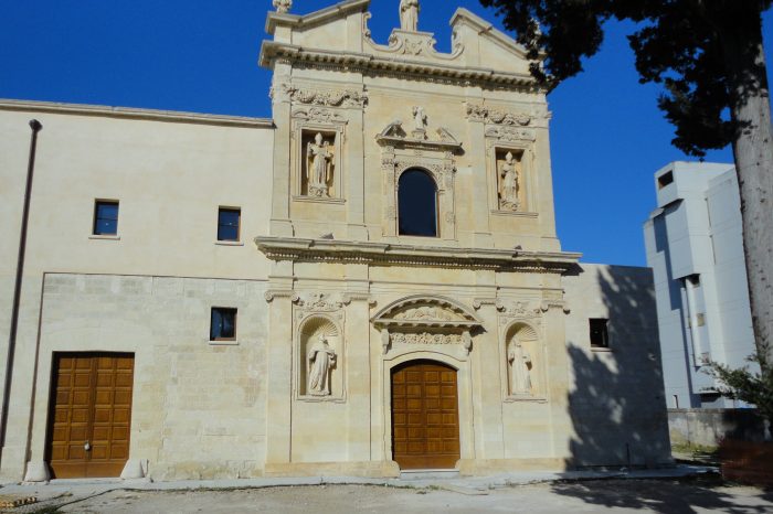Lecce- La ex chiesa degli Agostiniani ed il rito laico di una contemporaneità claudicante.