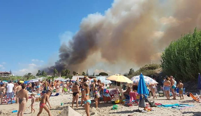 Flash Taranto - Vasto incendio a Saturo, residenti abbandonano le ville  | FOTO