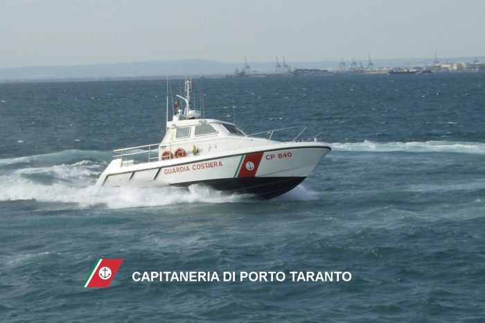 Taranto - Il forte vento li spinge al largo: grande spavento per una coppia di turisti.