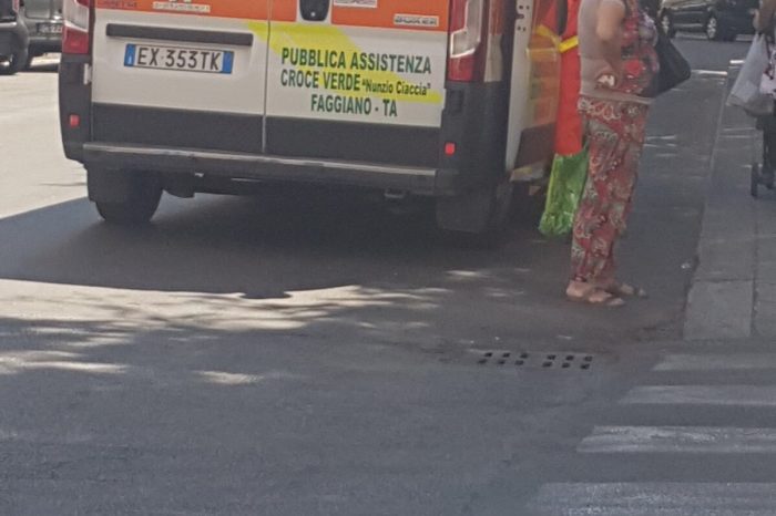 Flash Taranto - Anziano attraversa la strada e cade battendo la testa. Ambulanza sul posto.