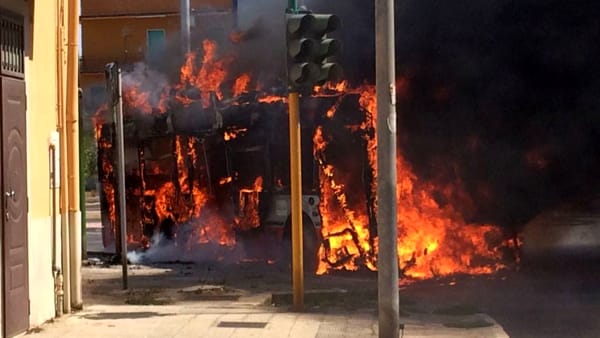 Bari - Prende fuoco Bus della Amtab, paura nel Quartiere Stanic
