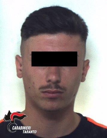 Taranto - Operazione antidroga dei Carabinieri: scatta la perquisizione in casa di un 22enne.