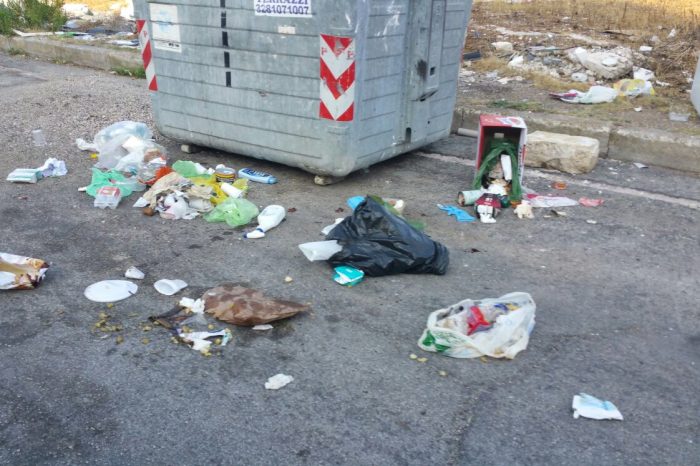 Taranto - Operatori ecologici abbandonano rifiuti. L'indignazione degli abitanti di Paolo VI.