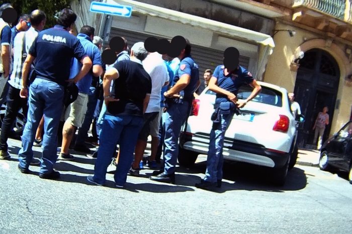 Flash Taranto - Mega rissa in via Crispi, 6 volanti della Polizia sul posto.