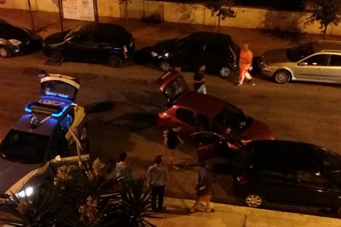FLASH Taranto - Sbattono contro una serie di auto in sosta e si danno alla fuga | FOTO