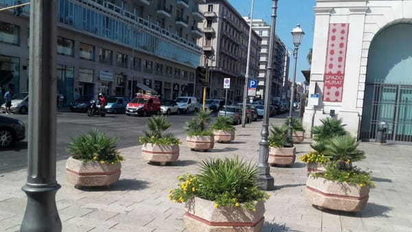Bari - Città sempre più blindata: collocate fioriere antisfondamento