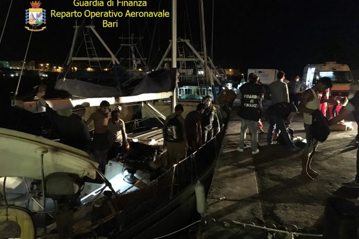 Lecce- Bloccato veliero con 71 migranti, arrestati due scafisti