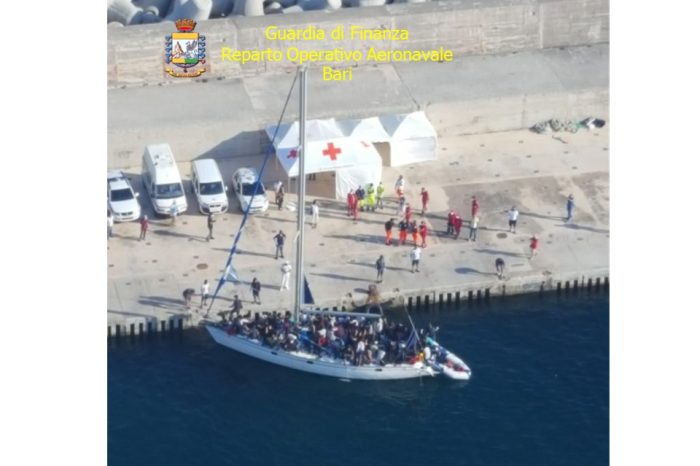 Lecce- Soccorsi 137 migranti e arrestati 5 presunti scafisti nel Canale d’Otranto