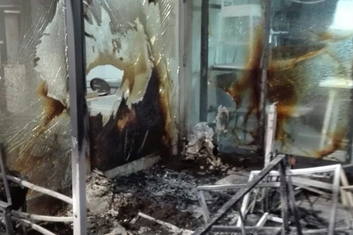 Brindisi- Viene ripreso dalle telecamere mentre incendia un negozio e chiama i  soccorsi
