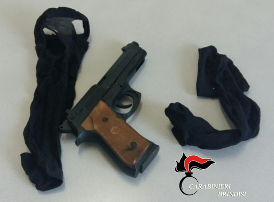 Brindisi- Tenta di rapinare una donna con una pistola giocattolo, arrestato