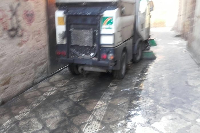 Taranto - Operazione di pulizia AMIU per il decoro della Città Vecchia. (FOTO)