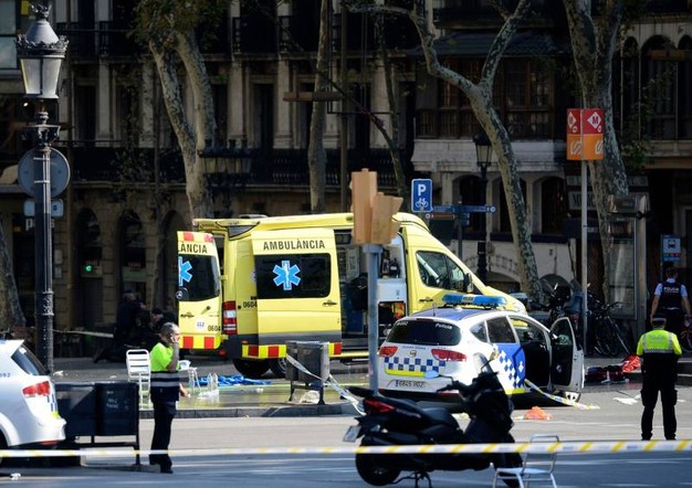 Furgone lanciato sulla folla a Barcellona, ci sono morti e feriti. Fermato sospetto