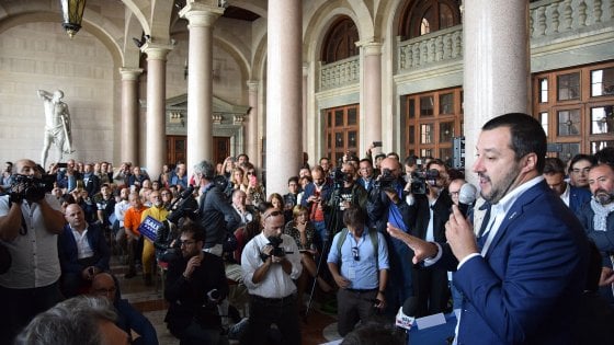 Bari - Grande accoglienza per Matteo Salvini a Bari, il leader della Lega:" Idee chiare per trasformare la Puglia ed il Paese"