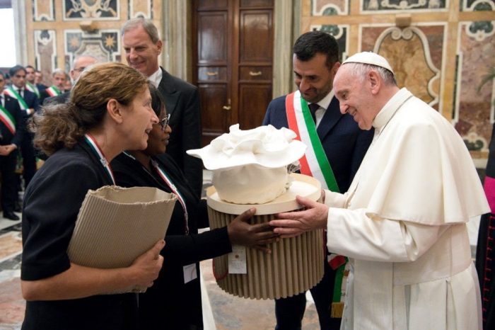 Bari - Il Sindaco Decaro in visita al Papa, il Santo Padre invita i sindaci a favorire politiche d'integrazione