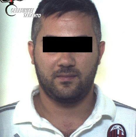 Taranto -  Carabinieri bussano alla sua porta, ma lui prova a disfarsi della confezione di medicinali. Arrestato incensurato.