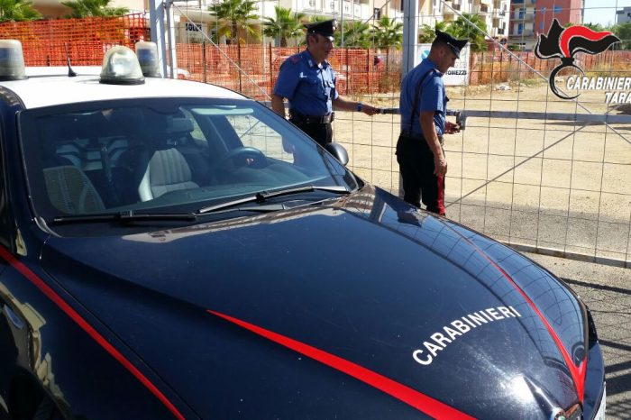 Taranto - Carabinieri insospettiti da strani rumori decidono di ispezionare un cantiere. Due giovani nei guai.