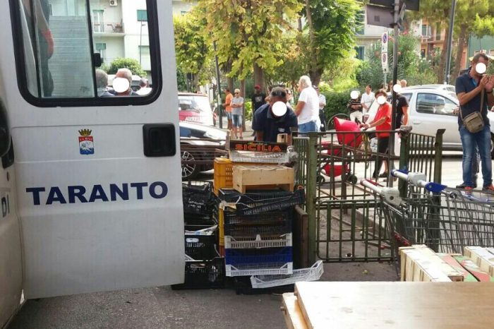 Flash Taranto - Bancarelle far west: piomba la Polizia in Piazza Lucania.