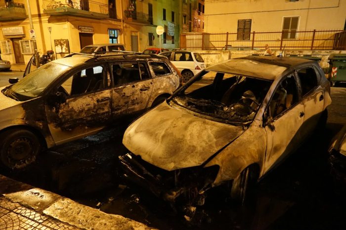 Taranto - Paura in Via Zara. Incendiate auto in sosta.