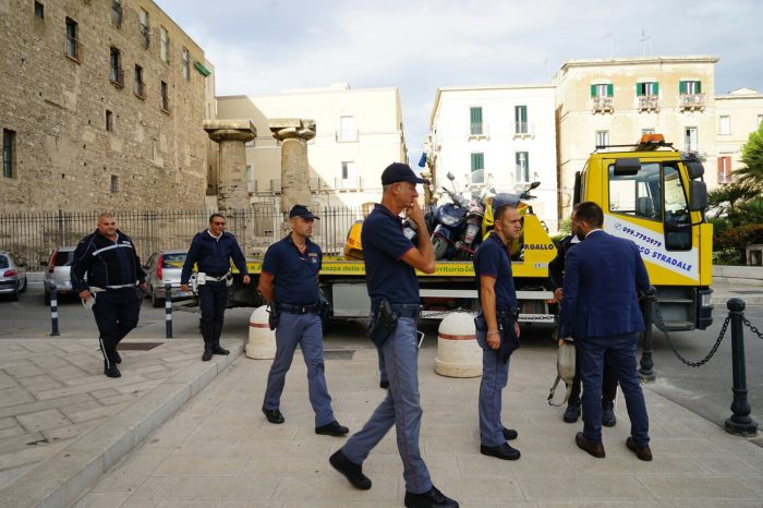 FLASH Taranto - Operazione "ferro vecchio" di Polizia di Stato e Polizia Locale. Secchiate d'acqua dai balconi, contro gli agenti.