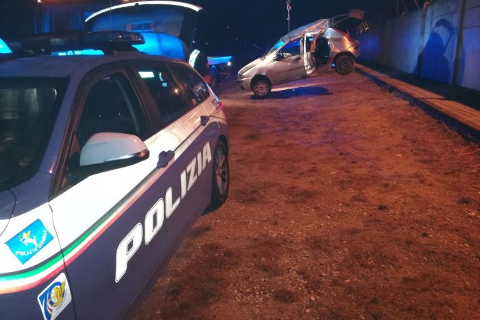 Taranto - Si ribaltano con l'auto e si schiantano: 2 giovanissimi in prognosi riservata