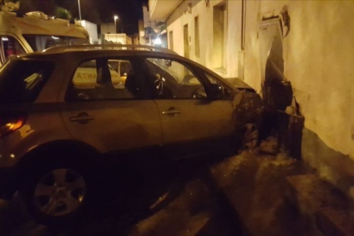 Taranto - Ambulanza impazzita finisce contro un'abitazione. Diversi i feriti.