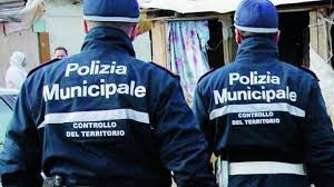 Taranto - Operazione congiunta contro l'abusivismo: i venditori rifiutano di andar via.