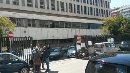 Taranto - Finge di allacciarsi le scarpe per guardare sotto la gonna con lo smartphone: 58enne denunciato