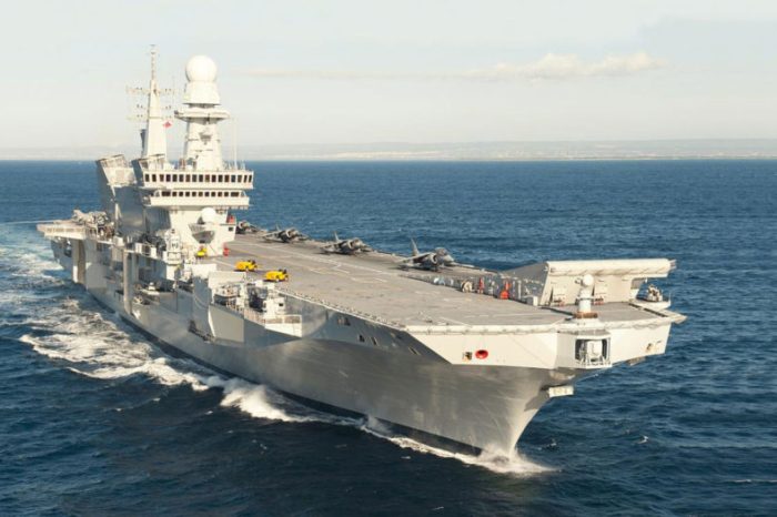 Taranto - Ingresso della Portaerei Cavour nel bacino dell’arsenale militare marittimo