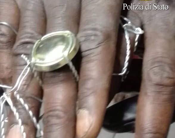 Bari - Giovane Ivoriano ferisce quattro Poliziotti con delle forbici e un tirapugni artigianale| DETTAGLI