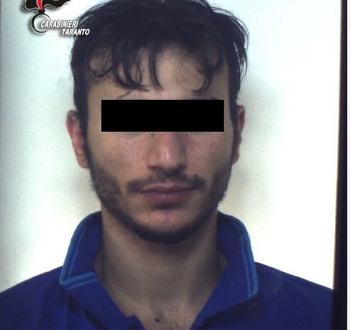 Taranto - Carabinieri piombano in casa di un 24enne e quello che trovano in bagno lo mette nei guai.