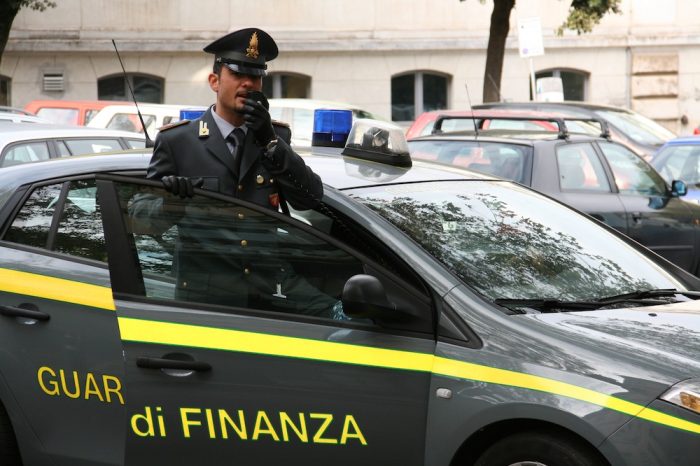 Taranto - Finanzieri fuori servizio sventano un furto.
