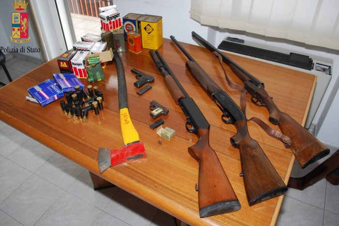 Bari - Lotta alla detenzione illegale di armi: confiscati fucili, esplosivi e armi bianche