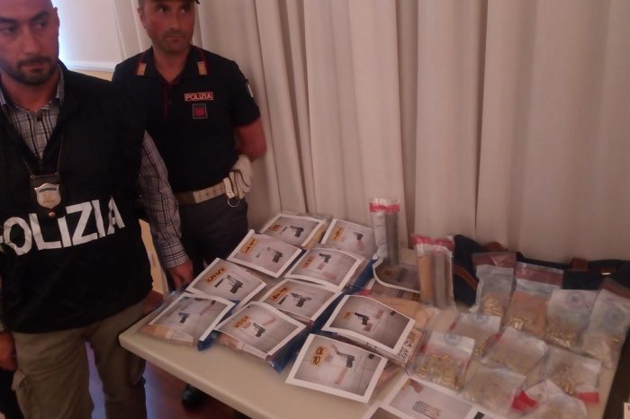 Bari - Maxi sequestro di denaro falso ed armi ad Adelfia, la Polizia rende noti i particolari dell'operazione